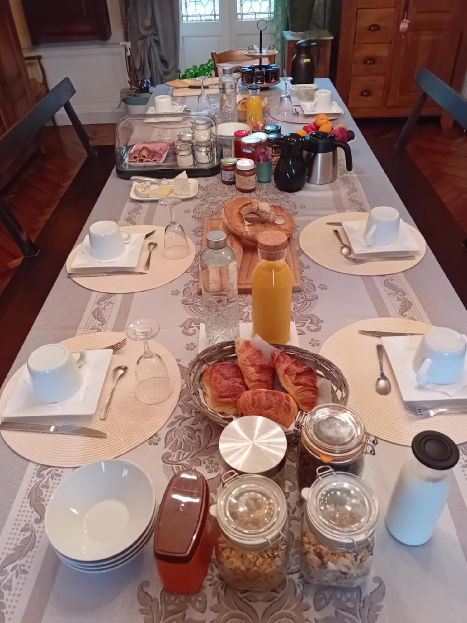 Bed and Breakfast Domaine de Marchal Celles-Sur-Durolle Exterior foto